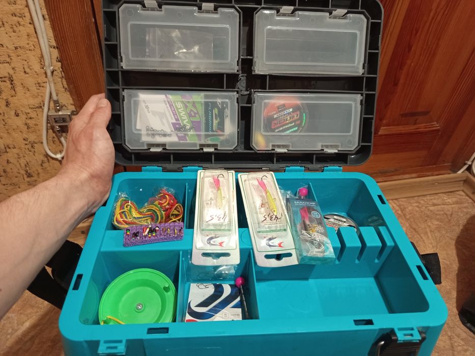 Ящик для зимней рыбалки,15 жерлиц,4 удочки,мормышки,запасные кивки