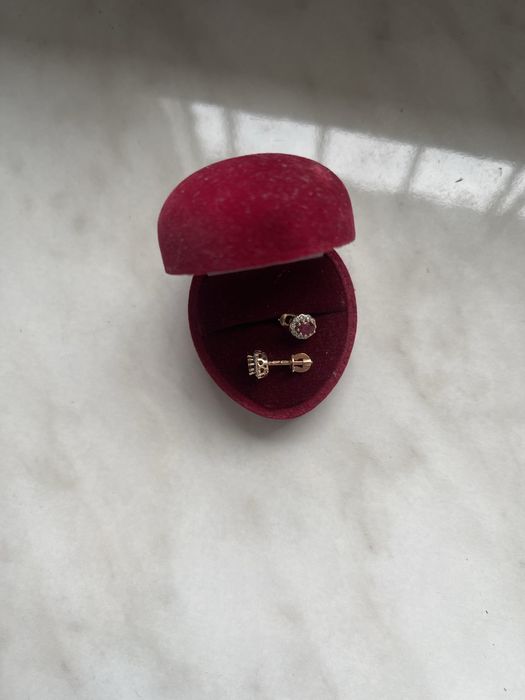 Продам серьги пусеты золотые , Zarina, рубин , бриллианты 40 000 грн .