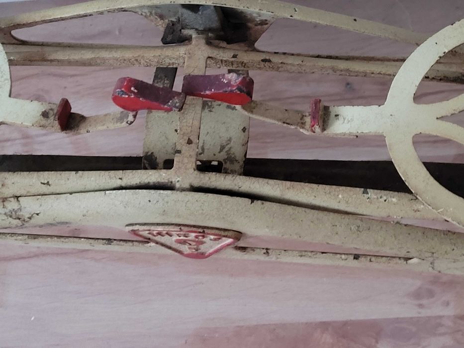 Zabytkowa waga szalkowa marki Miros .