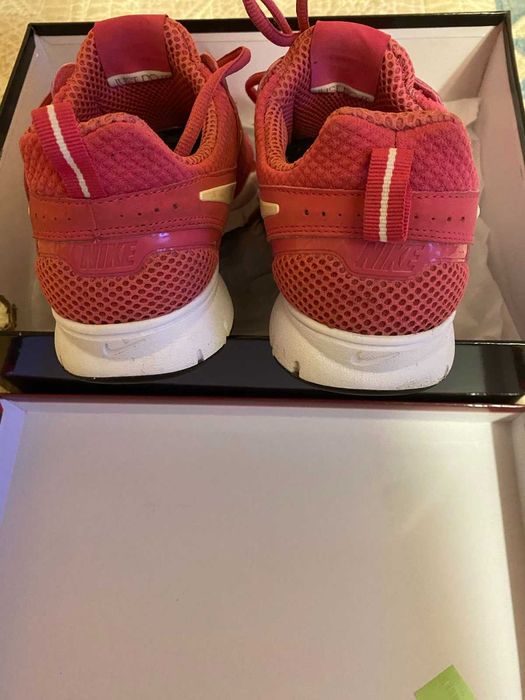 Кросовки  жіночі  -  NIKE -  Нові