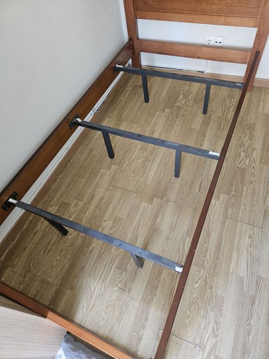 Cama de solteiro de madeira