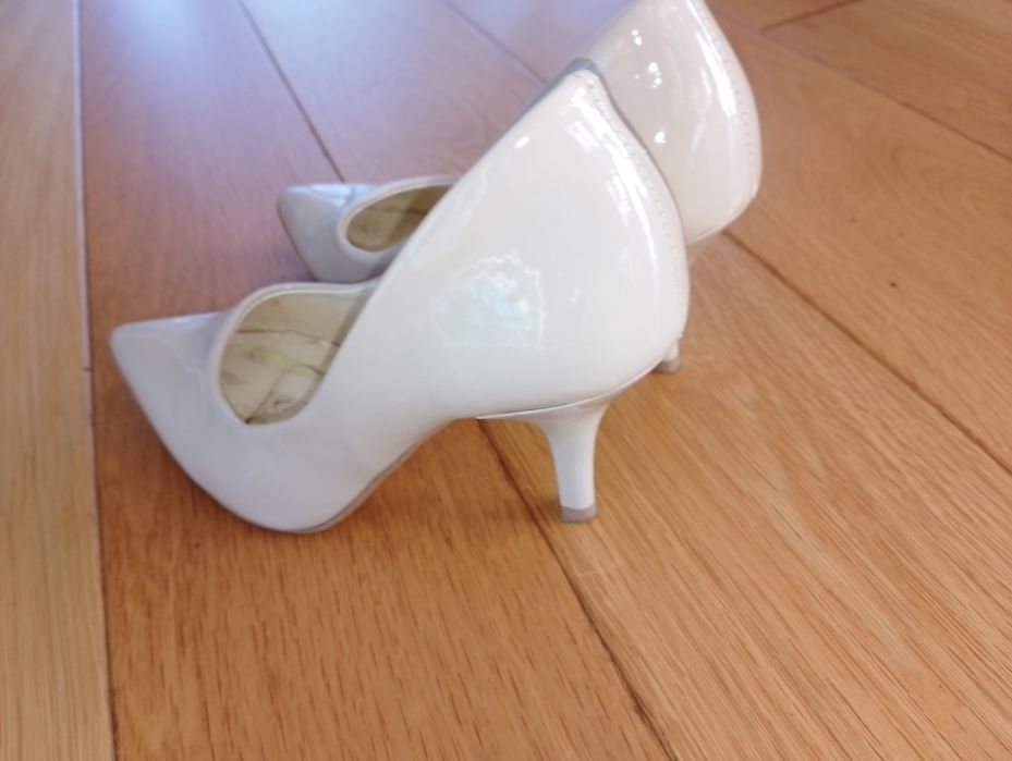 Beżowe lakierowane szpilki rozmiar 35