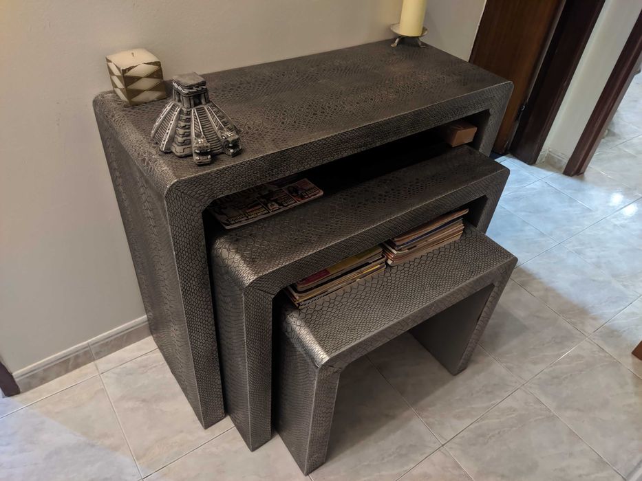 Conjunto de 3 mesas de apoio em excelente estado