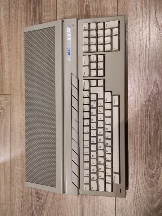 Atari 1040STF   1MB