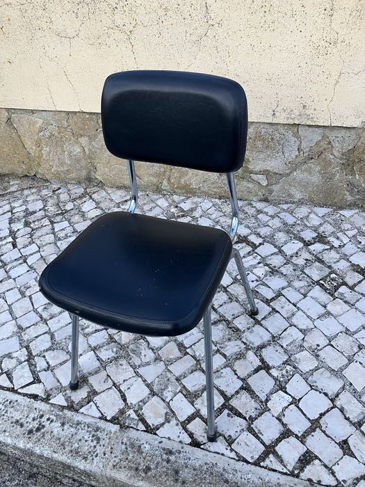 1 Cadeira usada de estrutura metalica