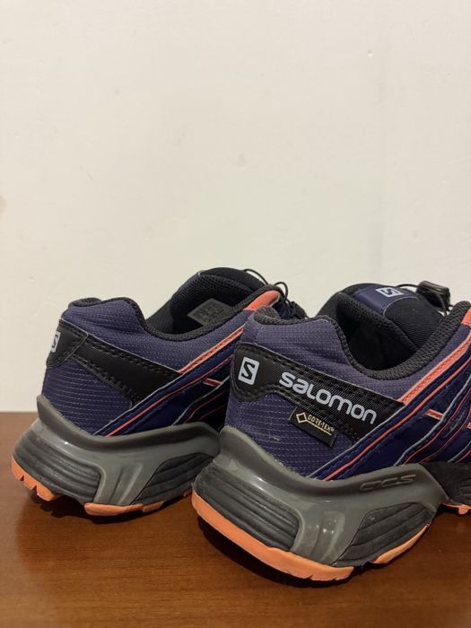 Кросівки жіночі SALOMON gore-tex  (розмір 38)