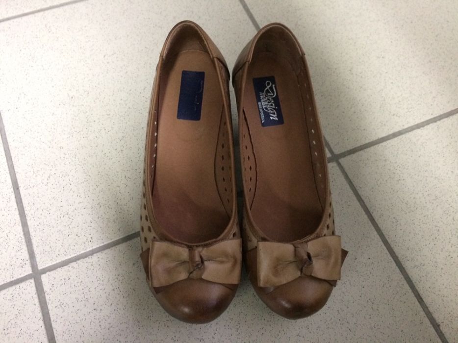 Sapatos (camel) em pele genuína