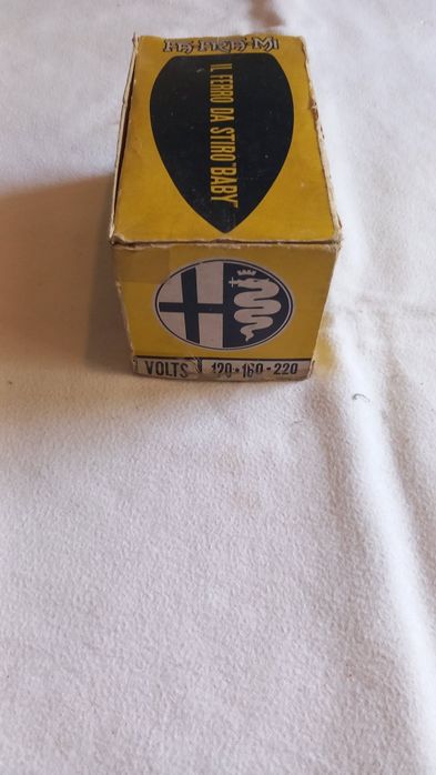 Ferro de passar roupa compacto da marca italiana Faframi modelo "Baby".