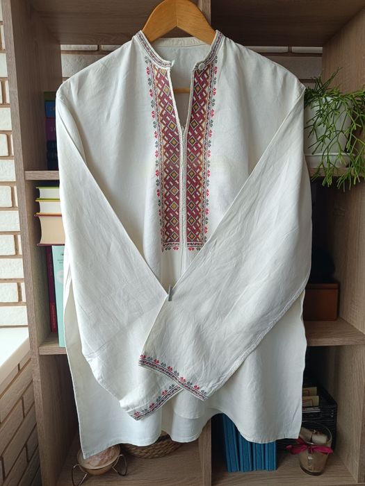 Давня вишита чоловіча сорочка