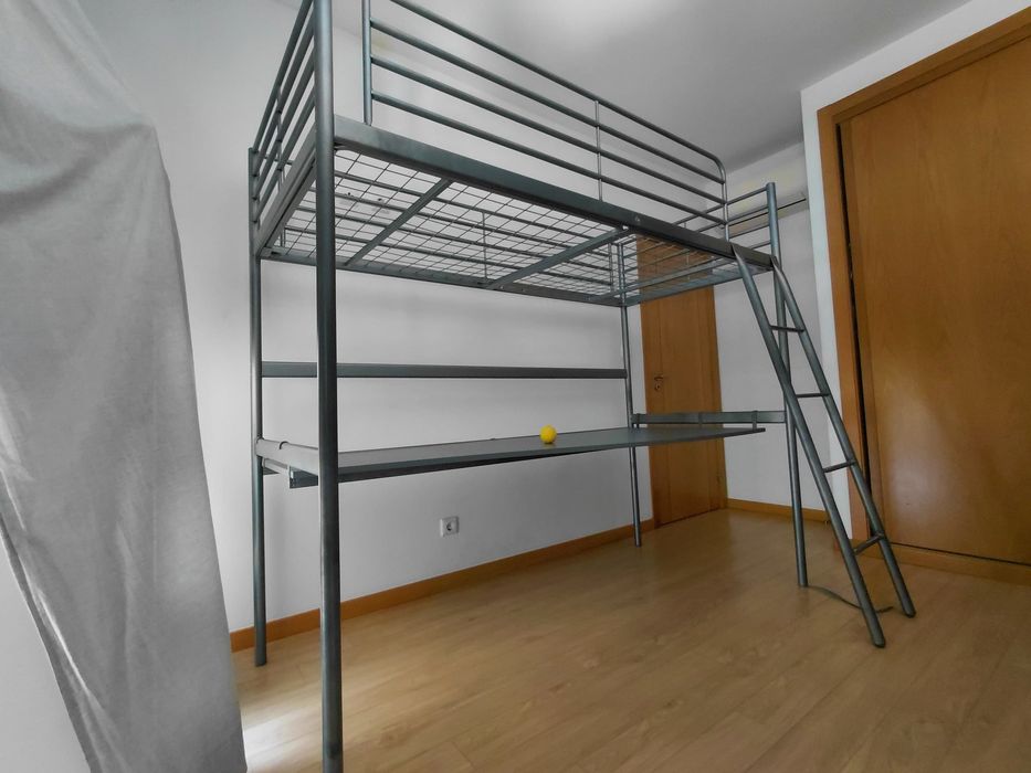 Cama com secretária