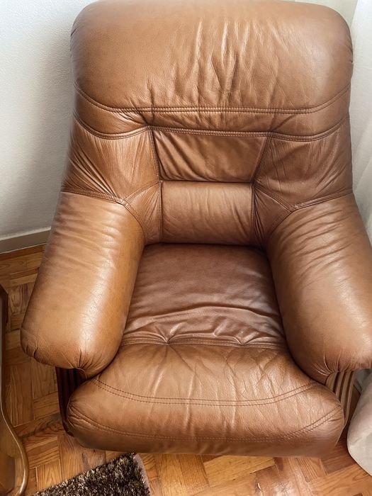 Sofás em pele genuína em ótimo estado.