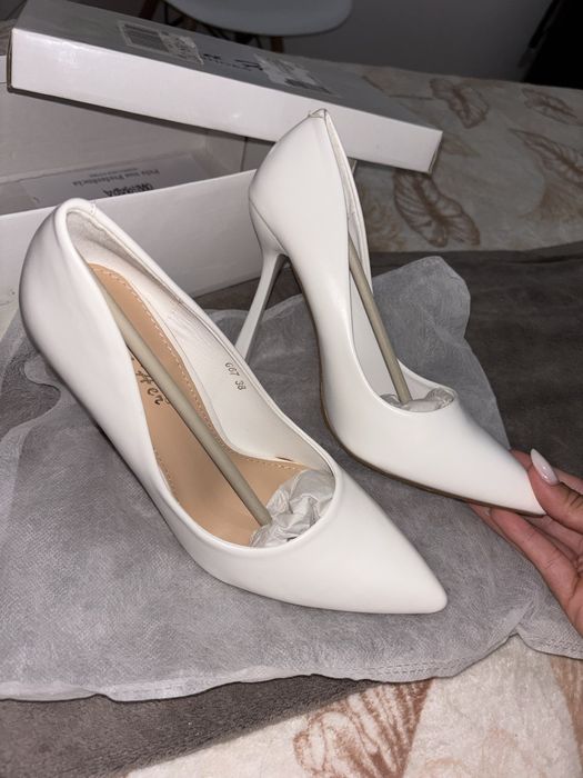 Vendo Calçados Femininos: Sandálias, Mules e Scarpin Branco