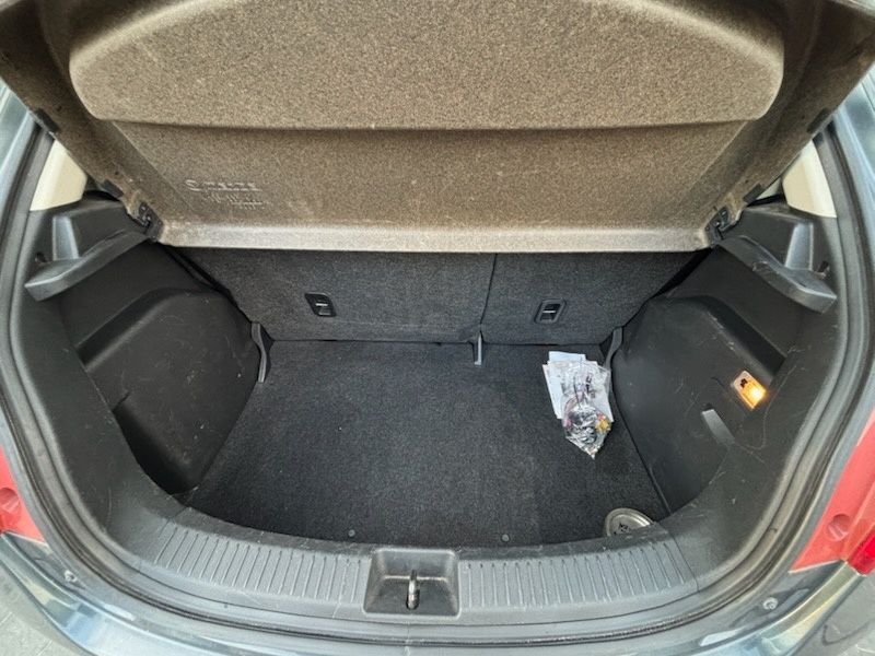 Mazda 2  1.3 niski przebieg  2011 rok