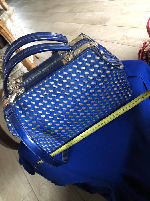 torebka damska typu kuferek (fason inspirowany stylem doctor bag lub tradycyjnym kuferkiem lekarskim) o unikalnej, fakturowanej strukturze.