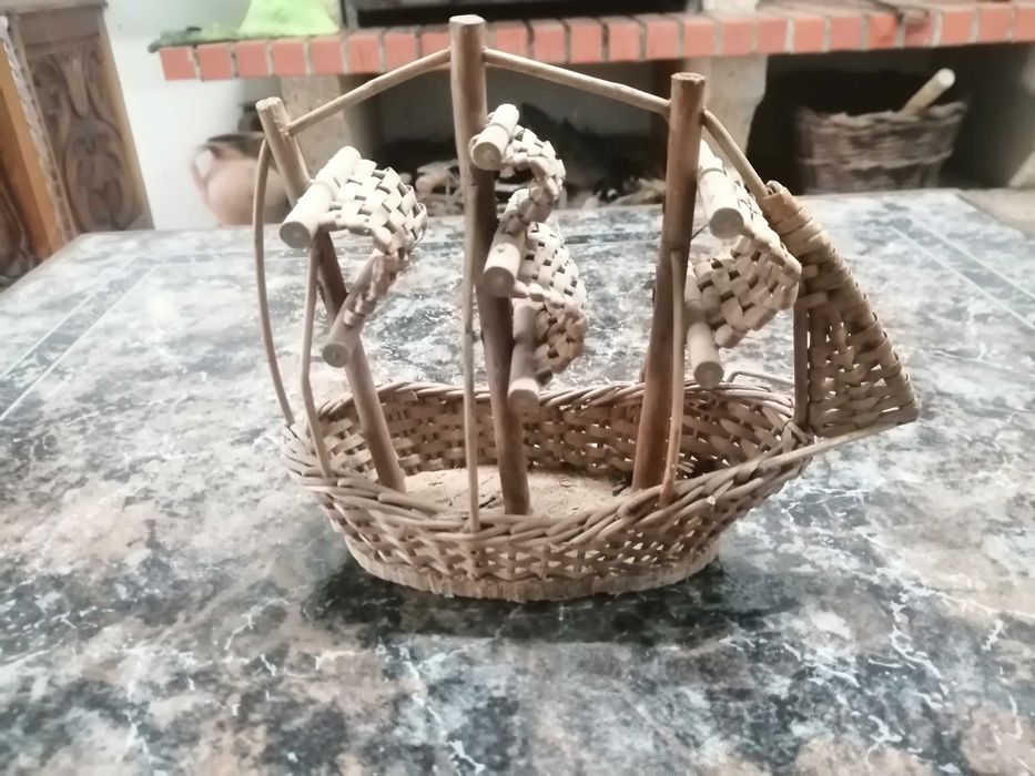 barco pequeno antigo , artesanal em madeira