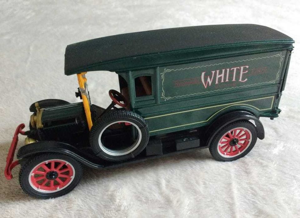 coleção de quatro miniaturas de automóveis antigos