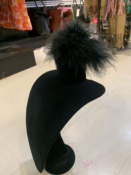 Expositor busto em veludo com plumas pretas