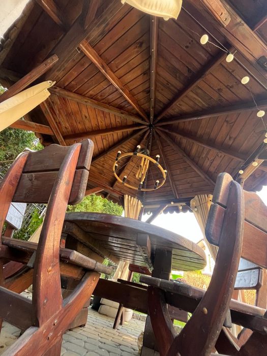 Altana ogrodowa, stół, krzesła i dodatki