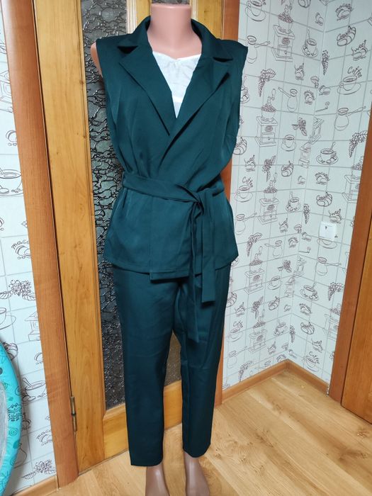 Костюм штани жилетка 48р