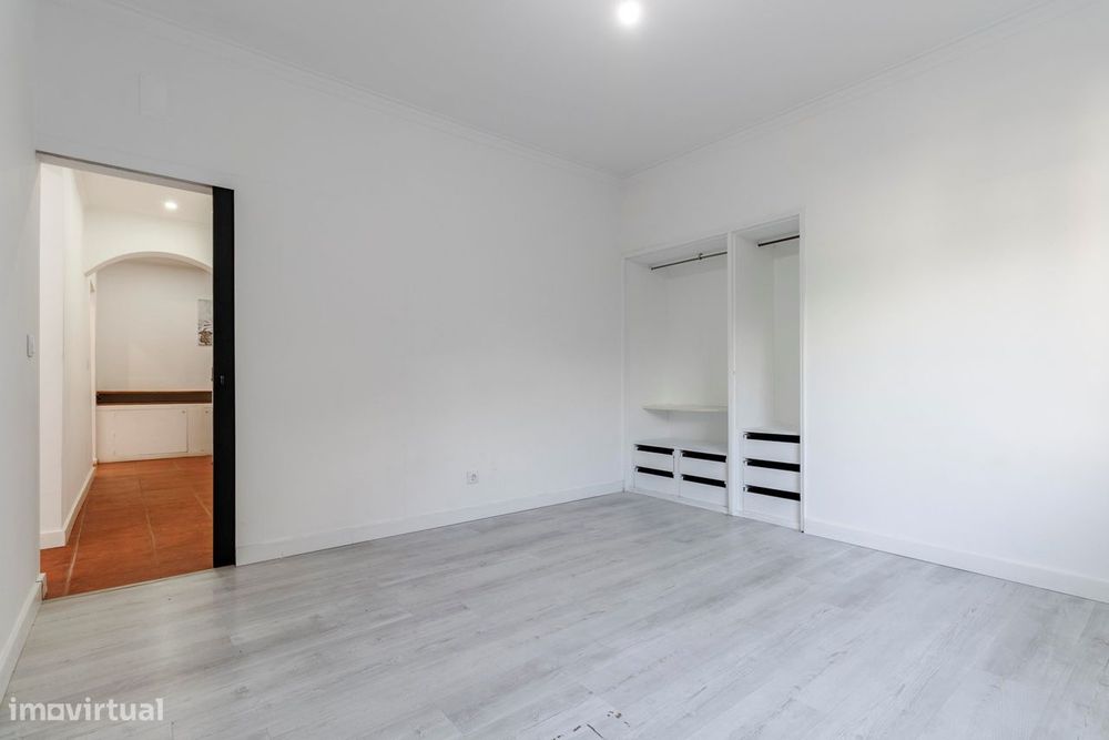 Apartamento T2 c/ Varanda em Agualva, Sintra