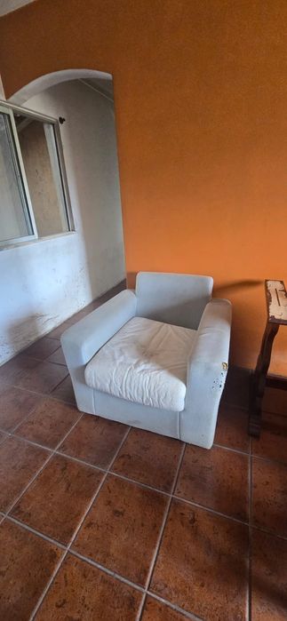 2 poltronas (sofá, cadeirão) em bom estado com marcas de uso
