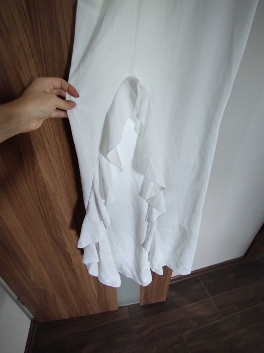 Biała sukienka na jedno ramie