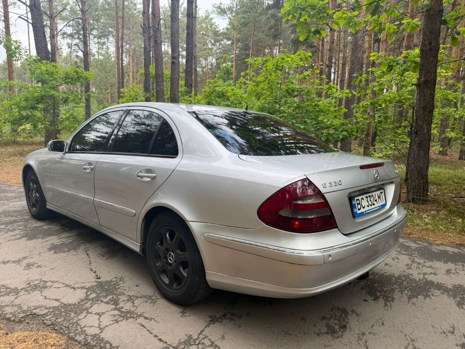 Mercedes - Benz-  E 220 Автомат