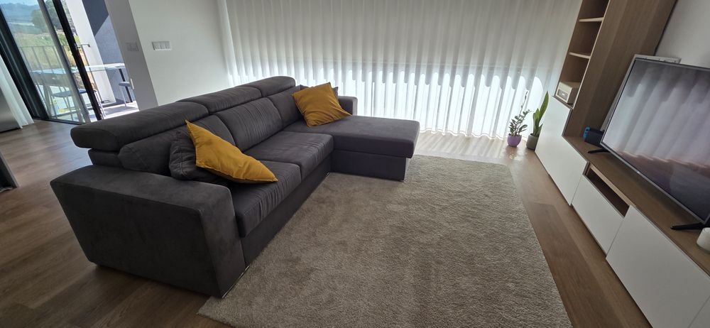 Sofá cinzento com chaise longue