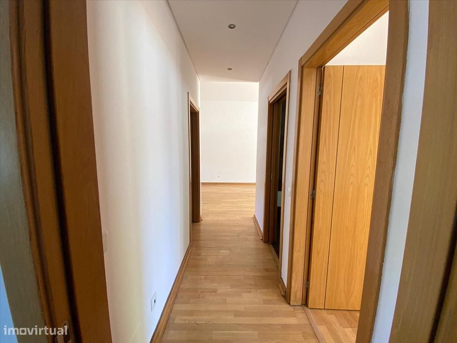 Apartamento T2 em Loulé com Varanda | Ideal para Investimento