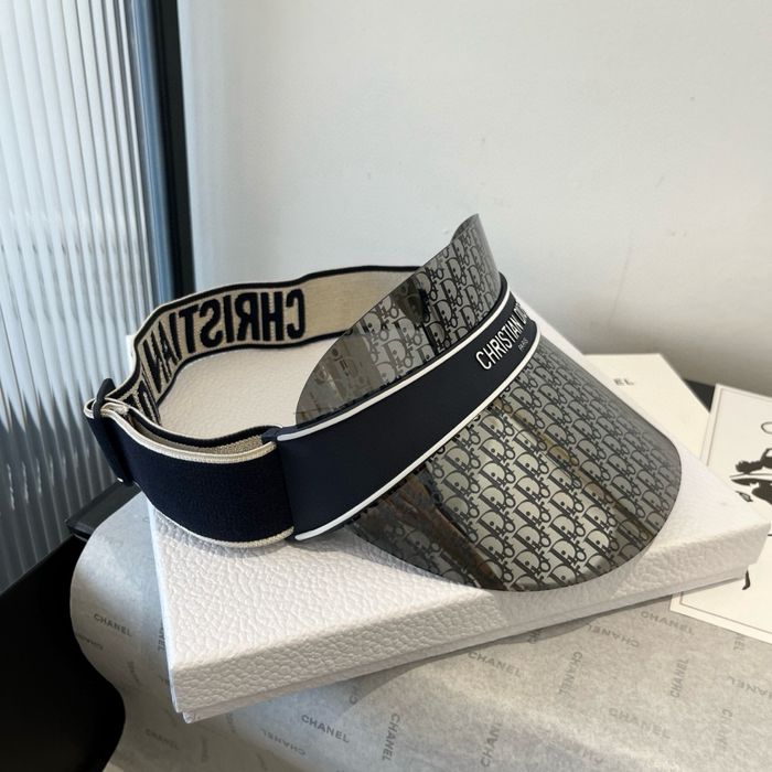 Daszki firmy Christian Dior