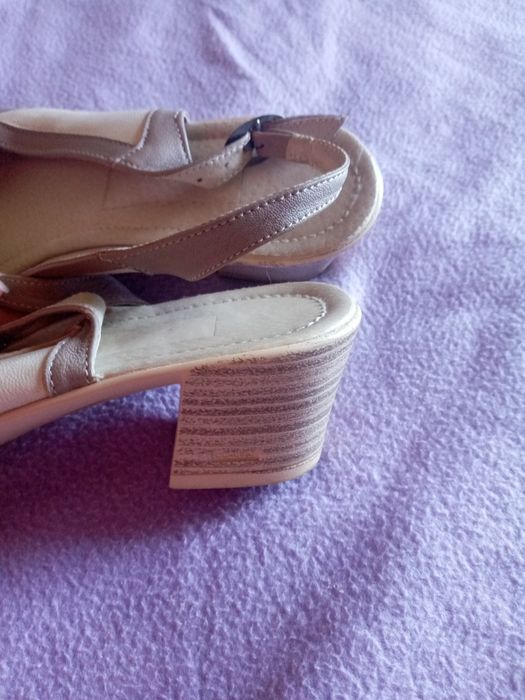 Босоножки кожаные женские