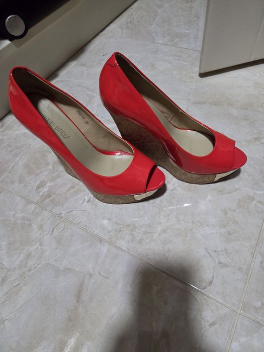 Продам сабо лакові ,жіночі 36р.,в гарному стані