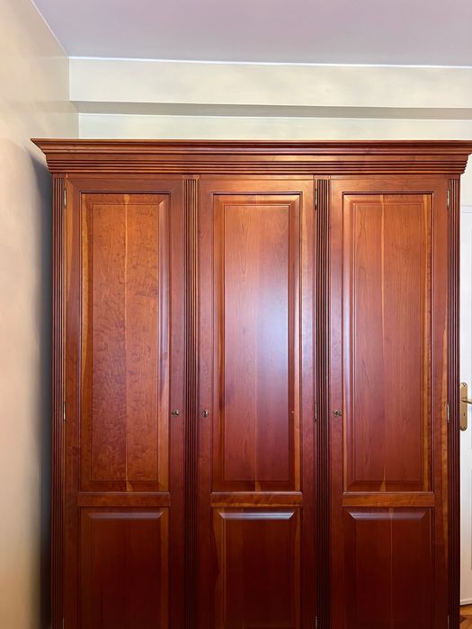 Armário roupeiro em madeira cerejeira
