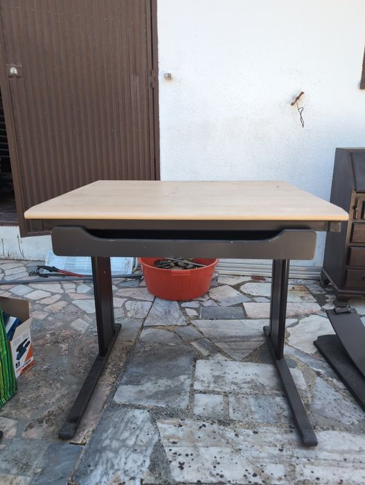 Pequena secretária para dar
