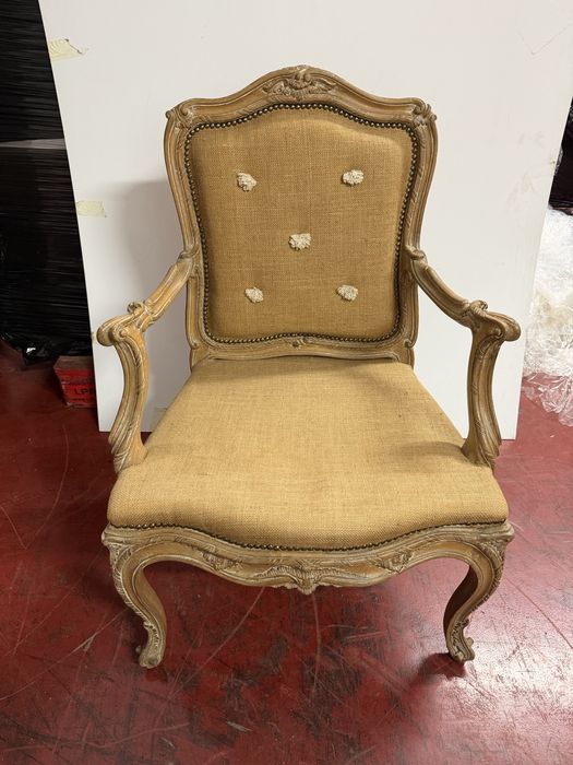 Cadeirão Bergère estilo Luís XV em madeira maciça