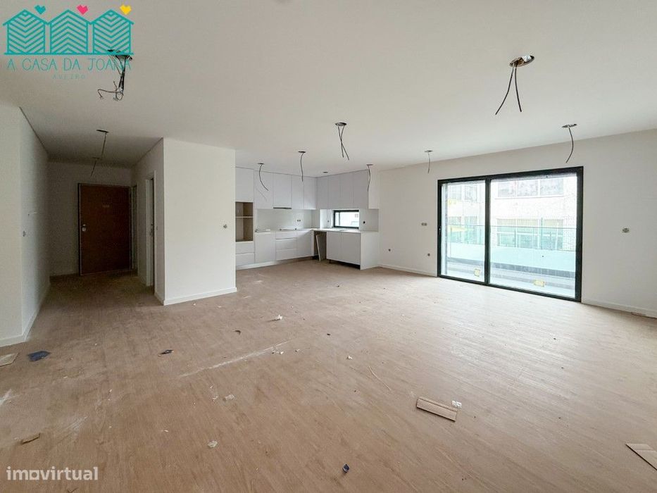 Apartamento T3 com Lugares de Garagem em Esgueira