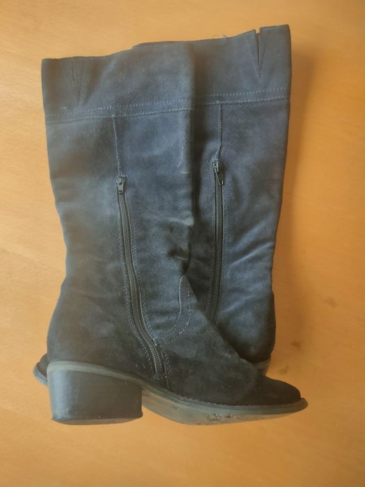 Par de botas usadas, em camurça.