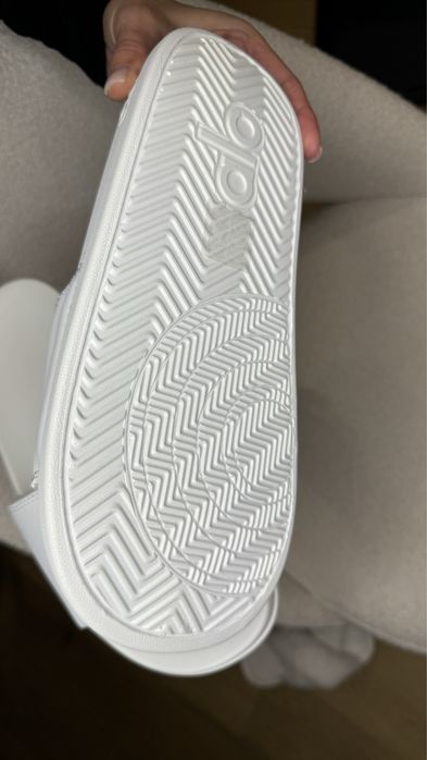 Шльопанці Alo Yoga