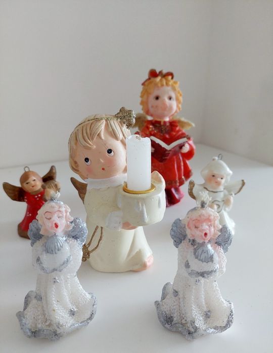 Biały aniołek świąteczny