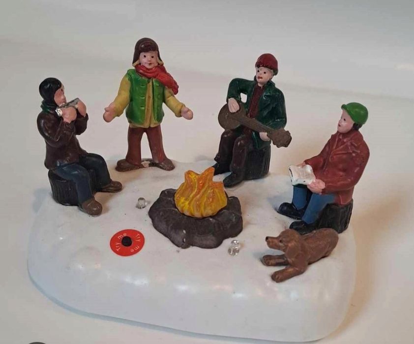 Вокзал новорічна інсталяція декор місток ворота пінгвіни