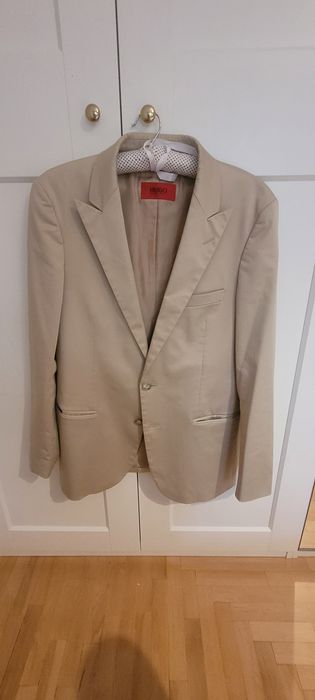 Elegancki, beżowy, slimowany garnitur z lśniącą nicią od Hugo Boss