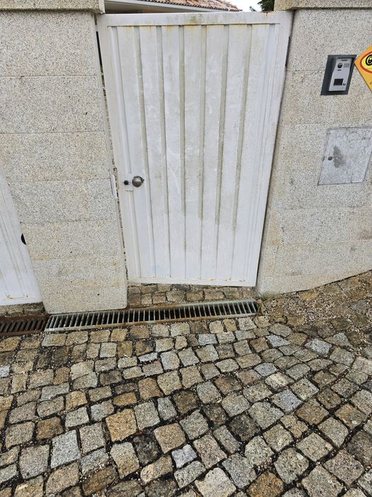 Portão e porta para limite de casa ou terreno
