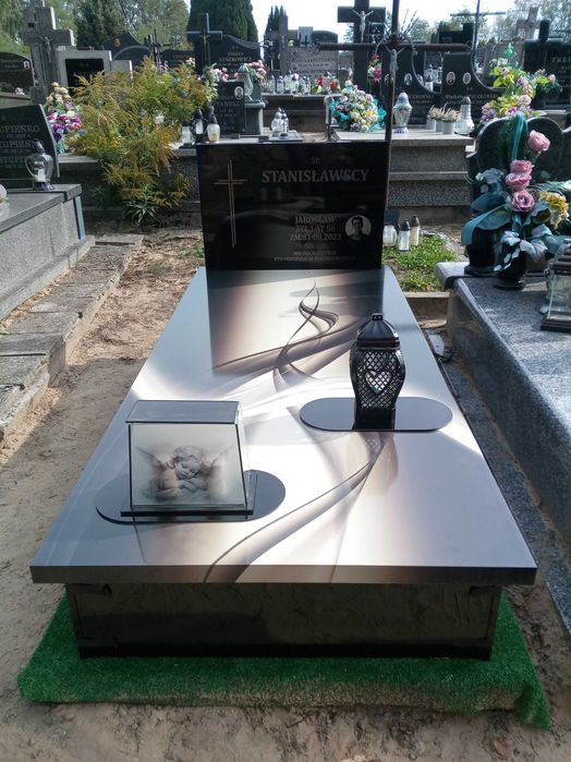 Nagrobki, Pomniki kompozytowe z montażem