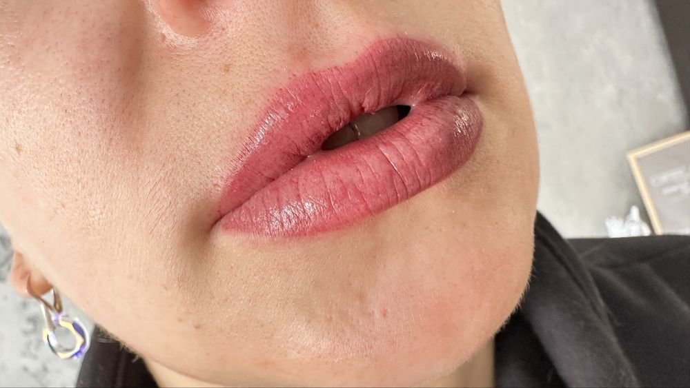 Pudrowe brwi, usta akwarela i międzywiejka – makijaż permanentny