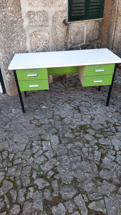 Secretária com gavetas. Em aluminio