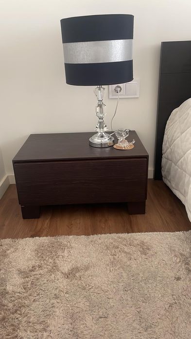 Cama mais mesas cabeceira