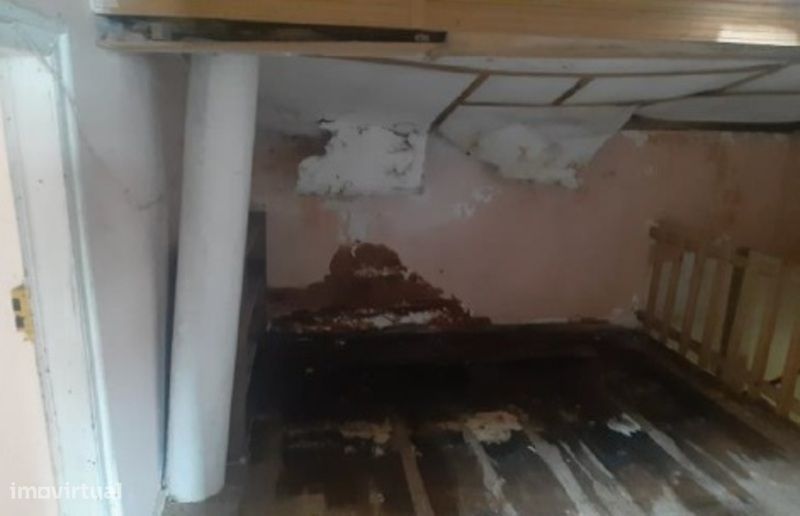 Moradia T4 para Renovar c/ Pátio e Churrasqueira | Centro do Cadaval