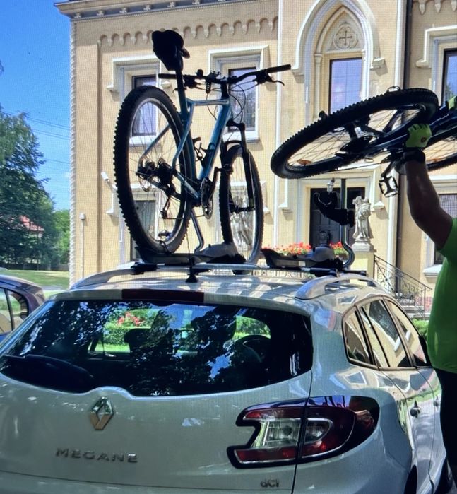Bagażnik rowerowy na dach samochodu.