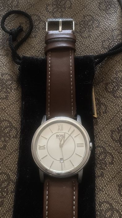 Vendo relógio Hugo Boss original, elegante e ideal para uso diário ou ocasiões especiais.