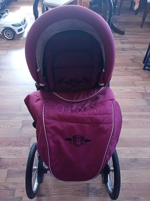 Дитяче ліжечко з маятниковим механізмом та дитяча коляска